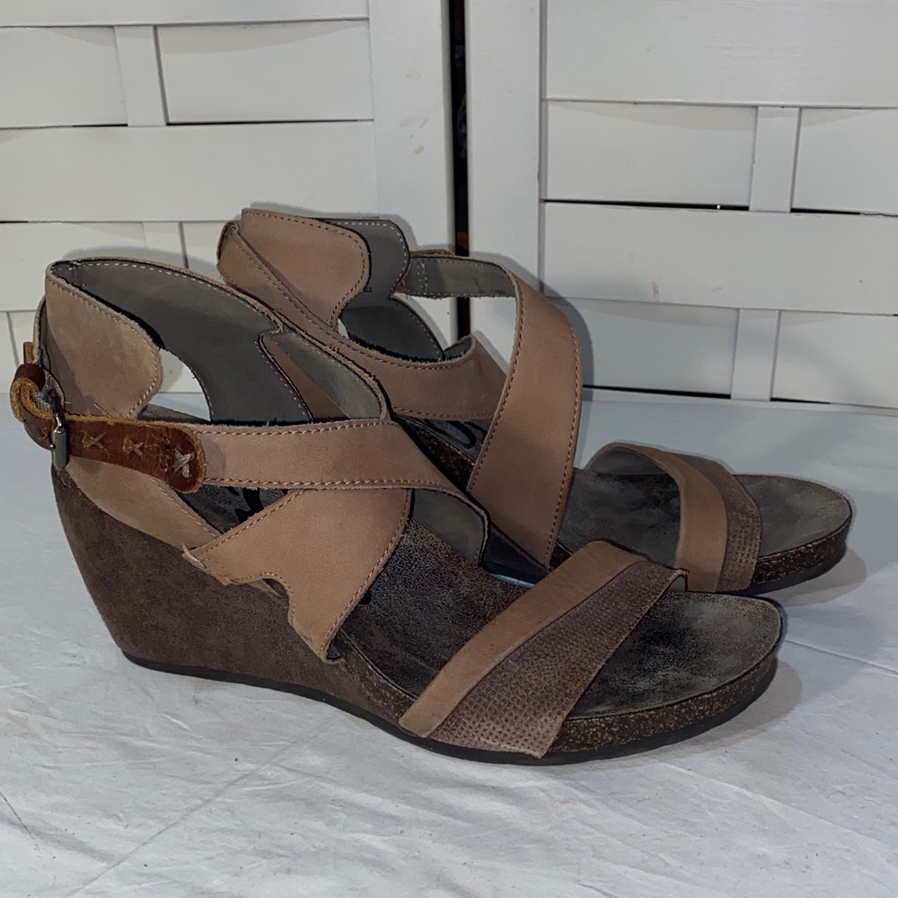 OTBT Freedom Stylish Tan Wedge Sandals Size 9.5 M
